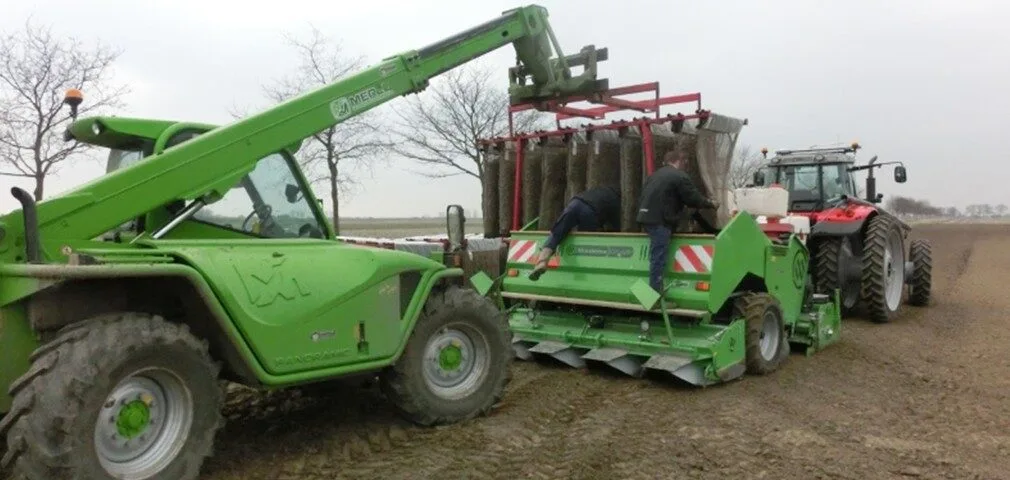 Voorkiemzakken lossen in pootmachine